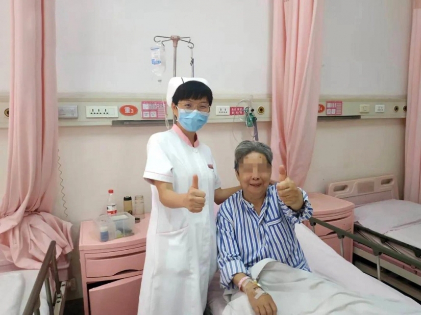 As two old ladies from China four days survived in the stalled Elevator and got out