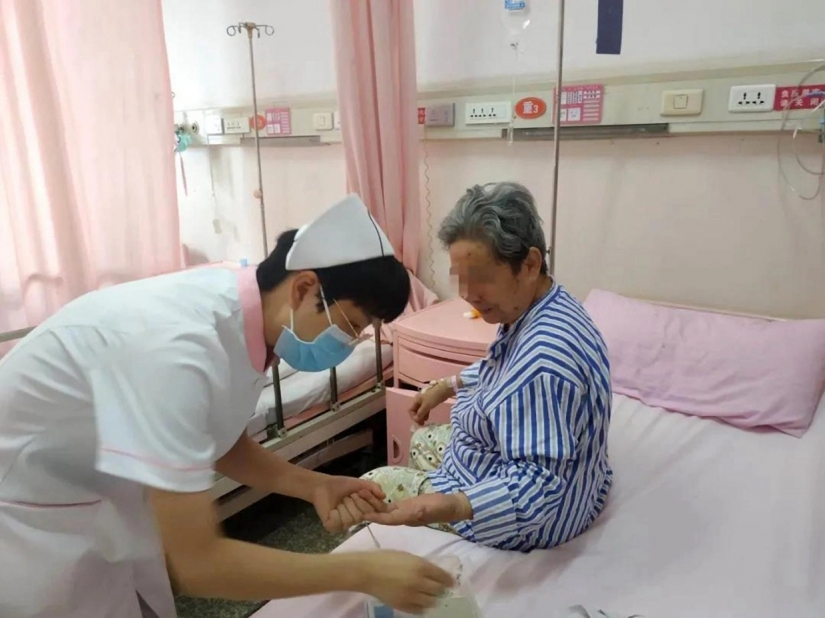 As two old ladies from China four days survived in the stalled Elevator and got out