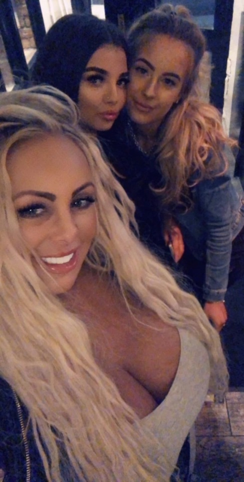 Ass for tip-top: the Briton made a butt lift to hang out with her daughter to bars