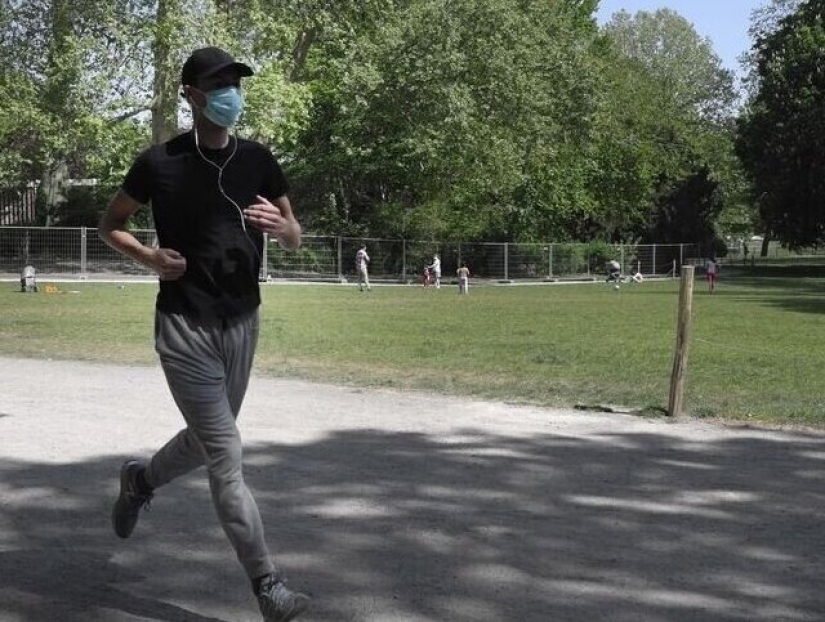 Attention runners! Why not wear a mask while Jogging