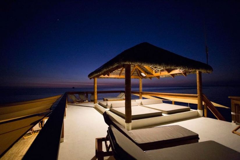Awesome floating bar in Fiji