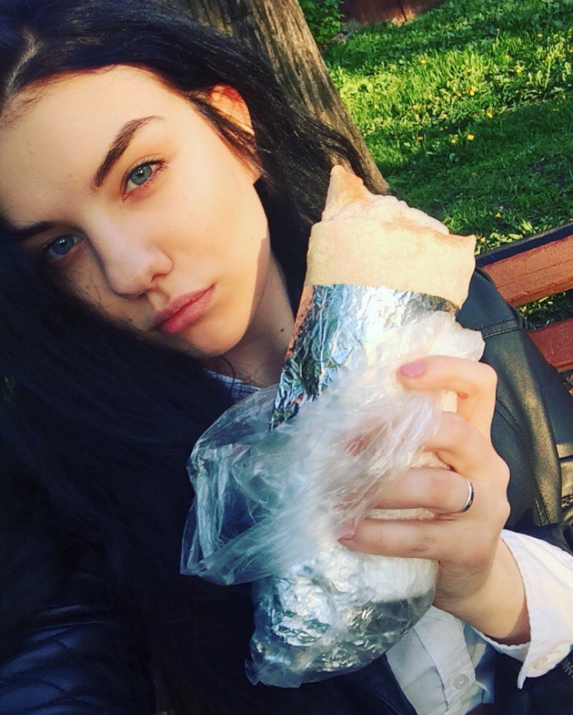 Beautiful girls and Shawarma: what could be better?