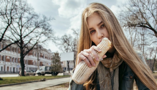 Beautiful girls and Shawarma: what could be better?