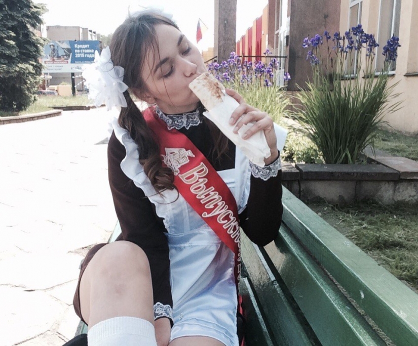 Beautiful girls and Shawarma: what could be better?