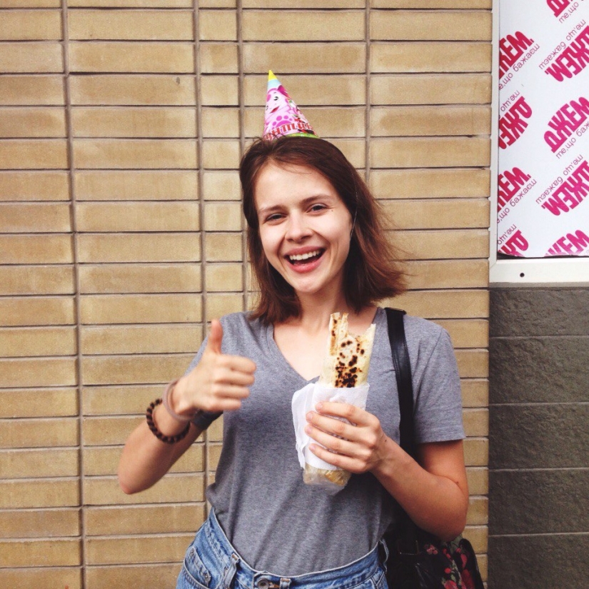 Beautiful girls and Shawarma: what could be better?