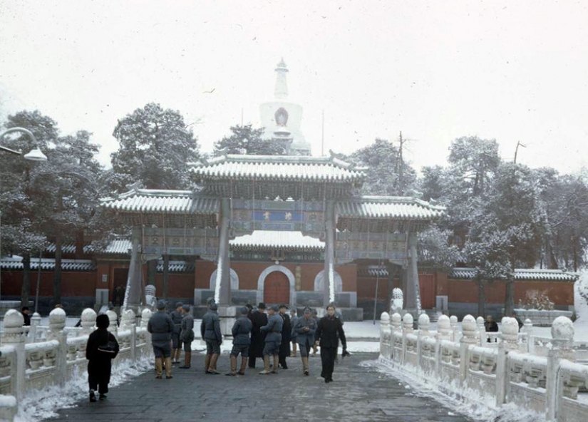 Beijing 1947, in color: at the turn of the eras Beijing 1947, in color: at the turn of the eras