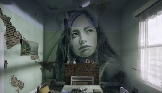 Belleza efímera: los retratos de las mujeres en las casas abandonadas