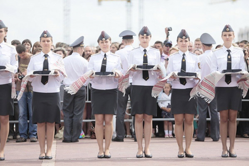 Bellezas en uniforme: la mirada de la mujer de la policía en diferentes países
