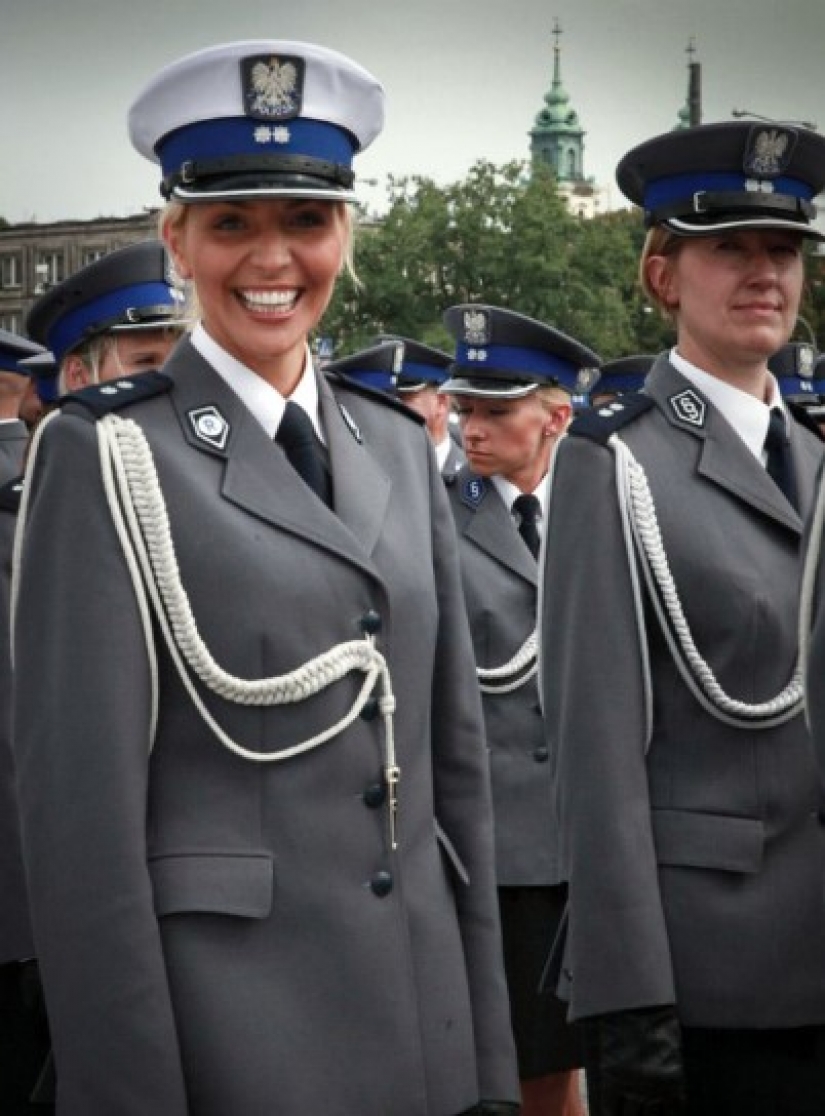 Bellezas en uniforme: la mirada de la mujer de la policía en diferentes países