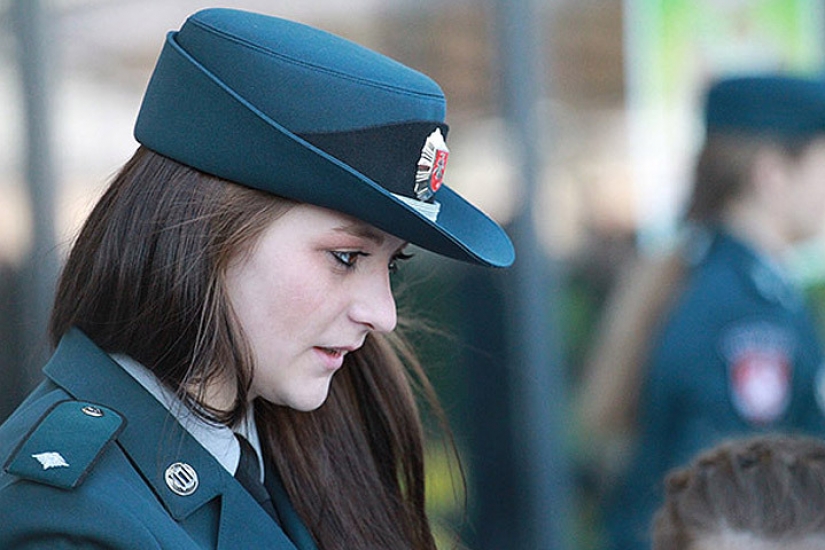 Bellezas en uniforme: la mirada de la mujer de la policía en diferentes países