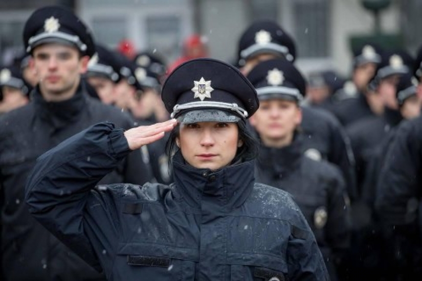 Bellezas en uniforme: la mirada de la mujer de la policía en diferentes países