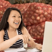 Bitter revenge: in China, the girl ordered the guy at the house a ton of onions