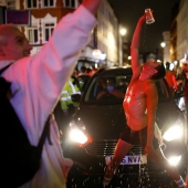 Brawl and 8 million liters of beer drunk in Britain's pubs open after quarantine