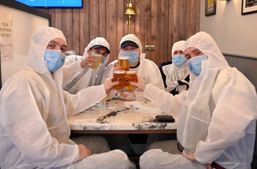 Brawl and 8 million liters of beer drunk in Britain's pubs open after quarantine