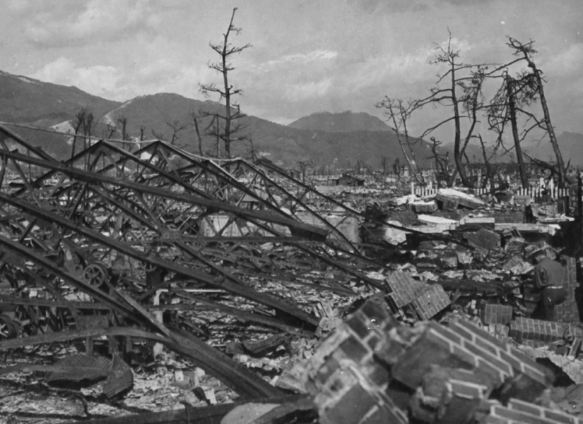 Brighter than a thousand suns: 20 terrible shots in memory of the nuclear explosion in Hiroshima