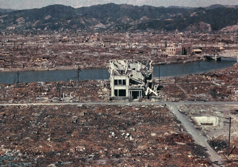Brighter than a thousand suns: 20 terrible shots in memory of the nuclear explosion in Hiroshima