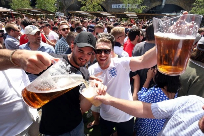 British scientists spend a huge amount to see why football fans get drunk