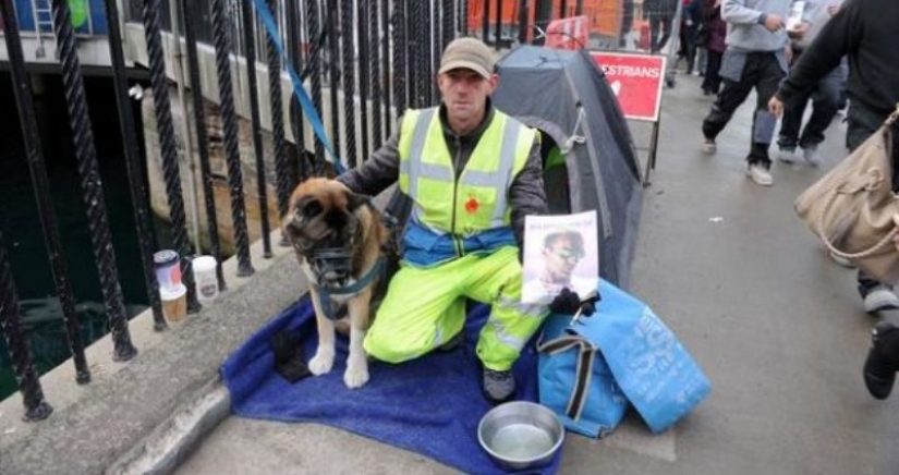 British vagabundo perdido casi por completo de los ingresos debido al hecho, bien vestido, y tiene un perro British vagabundo perdido casi por completo de los ingresos debido al hecho, bien vestido, y tiene un perro