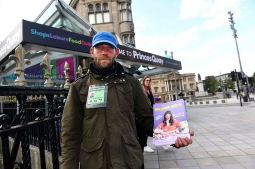 British vagabundo perdido casi por completo de los ingresos debido al hecho, bien vestido, y tiene un perro British vagabundo perdido casi por completo de los ingresos debido al hecho, bien vestido, y tiene un perro