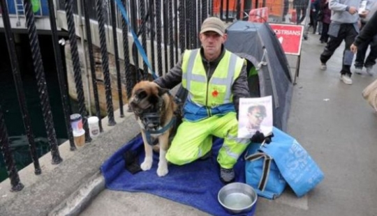 British vagabundo perdido casi por completo de los ingresos debido al hecho, bien vestido, y tiene un perro