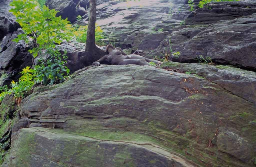 Busque la mujer: modelos desnudas se mezclan con el paisaje