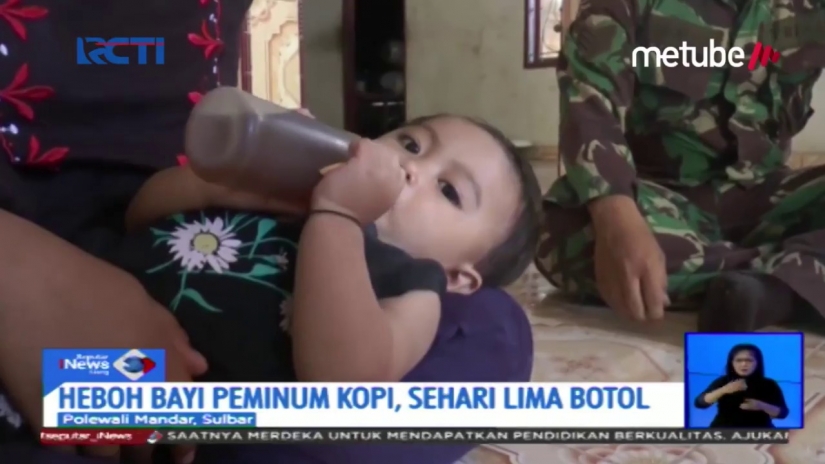 Café-amante de la base: en Indonesia, una madre le da a un bebé de un año de edad café en lugar de leche