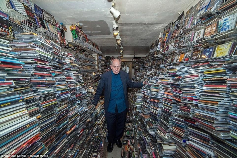 Canadian photographer Vladimir Antaki is studying the mysterious lives of the store owners Canadian photographer Vladimir Antaki is studying the mysterious lives of the store owners