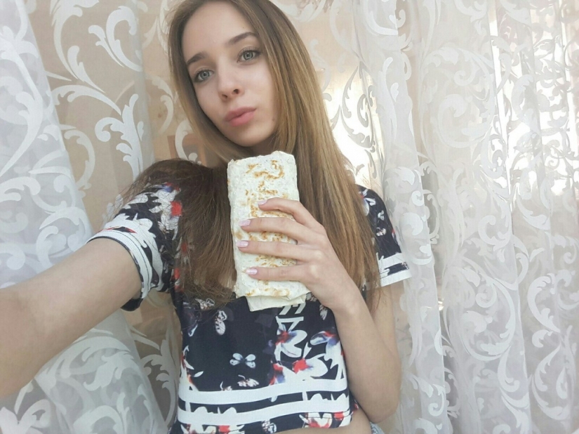 Chicas hermosas y Shawarma: ¿qué podría ser mejor?