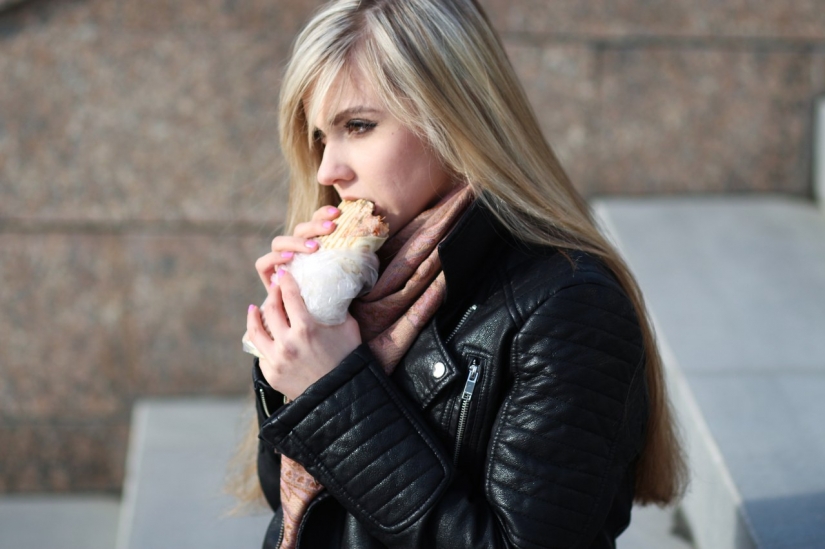 Chicas hermosas y Shawarma: ¿qué podría ser mejor?