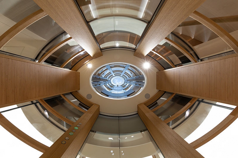 ¿Cómo funciona el 136 metros de la Carta de yate Zorro Volador