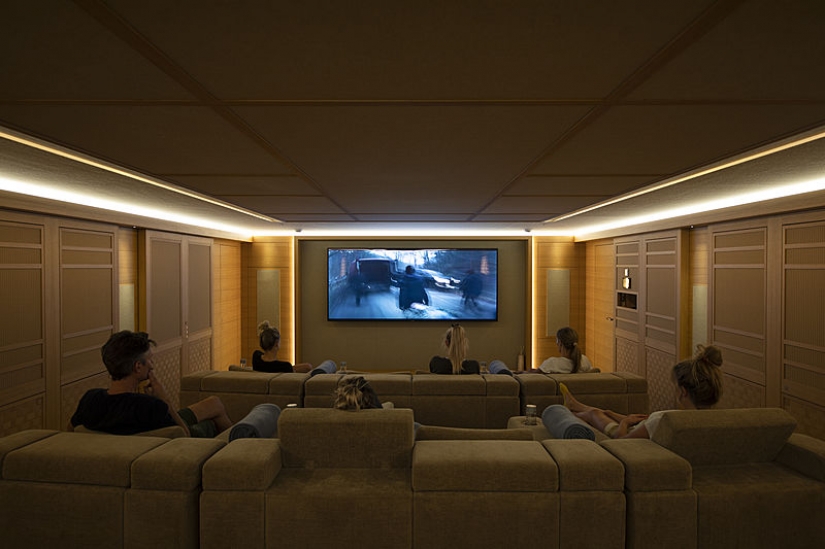 ¿Cómo funciona el 136 metros de la Carta de yate Zorro Volador