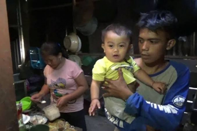 Coffee-lover from the cradle: in Indonesia, a mother gives a baby a year old coffee instead of milk