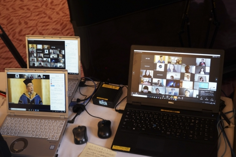 Como los Japoneses, los estudiantes han visitado la fiesta de graduación con la ayuda de robots y tablets