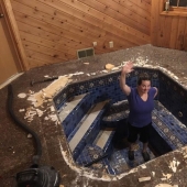 Como una pareja Americana accidentalmente encuentra un Jacuzzi en casa bajo el suelo