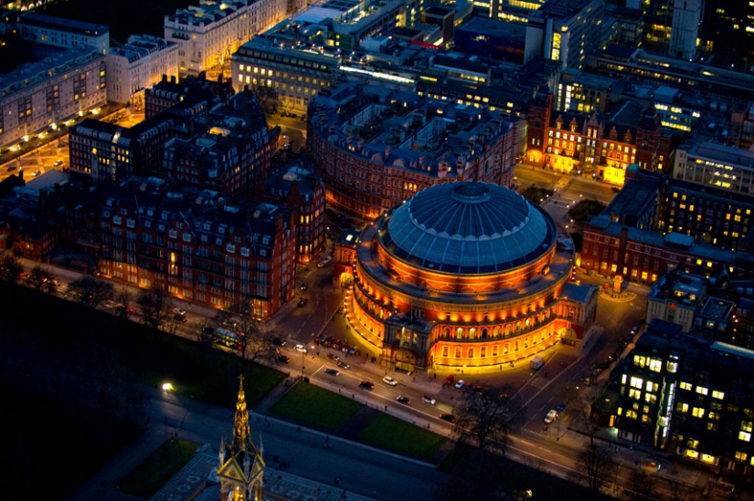 Consuming London from the height of bird flight