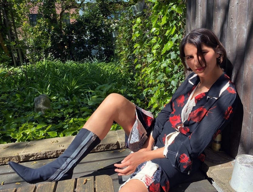 Cottagecore: Girls in dresses retro at the backdrop of rural idyll — a new trend of social networks Cottagecore: Girls in dresses retro at the backdrop of rural idyll — a new trend of social networks