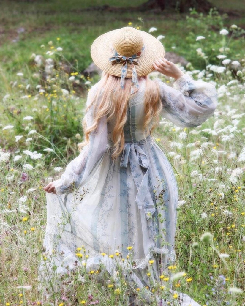Cottagecore: Girls in dresses retro at the backdrop of rural idyll — a new trend of social networks Cottagecore: Girls in dresses retro at the backdrop of rural idyll — a new trend of social networks