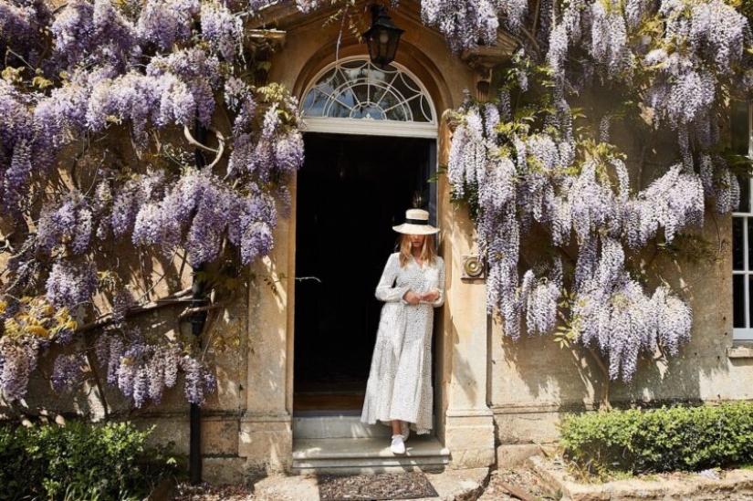 Cottagecore: las Niñas en vestidos retro en el telón de fondo de idilio rural — una nueva tendencia de las redes sociales Cottagecore: las Niñas en vestidos retro en el telón de fondo de idilio rural — una nueva tendencia de las redes sociales
