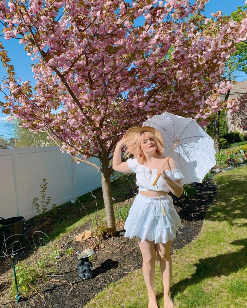 Cottagecore: las Niñas en vestidos retro en el telón de fondo de idilio rural — una nueva tendencia de las redes sociales Cottagecore: las Niñas en vestidos retro en el telón de fondo de idilio rural — una nueva tendencia de las redes sociales