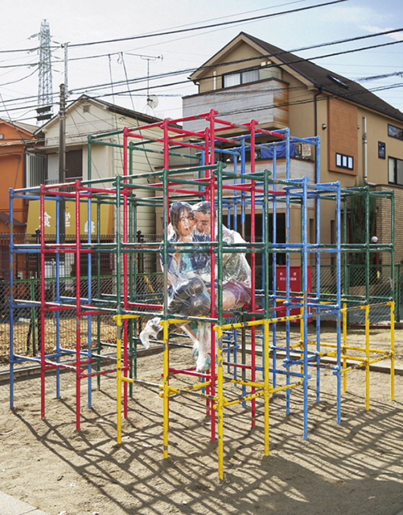 Creative brain: Japanese photographer takes lovers in plastic bags