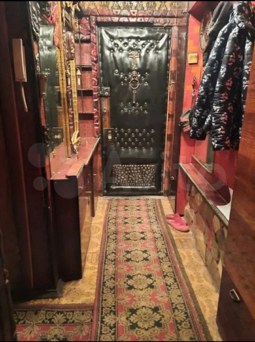 Crosses, carpets, thread and comfort: in Tula put up for sale an apartment of a vampire hunter Crosses, carpets, thread and comfort: in Tula put up for sale an apartment of a vampire hunter