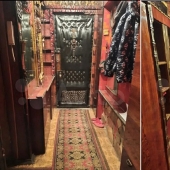 Crosses, carpets, thread and comfort: in Tula put up for sale an apartment of a vampire hunter