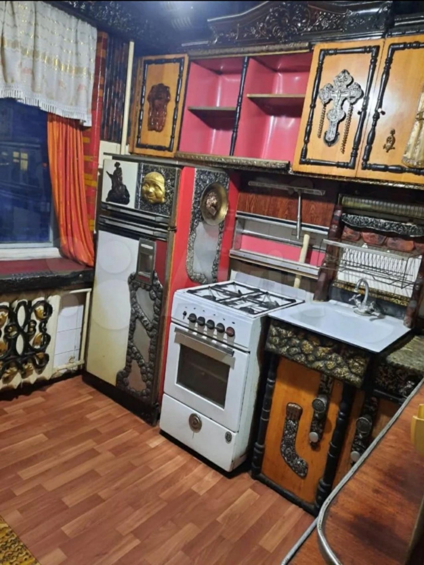 Crosses, carpets, thread and comfort: in Tula put up for sale an apartment of a vampire hunter Crosses, carpets, thread and comfort: in Tula put up for sale an apartment of a vampire hunter
