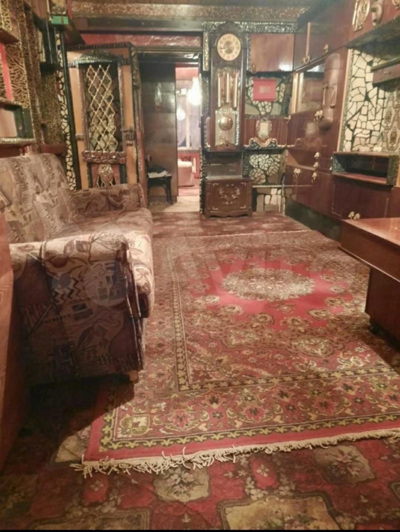 Crosses, carpets, thread and comfort: in Tula put up for sale an apartment of a vampire hunter Crosses, carpets, thread and comfort: in Tula put up for sale an apartment of a vampire hunter