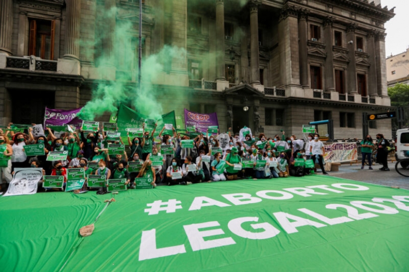 De 12 años dio a luz a los gemelos desde el abusador debido a la negación del aborto legal
