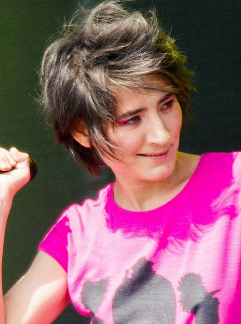 De patito feo a rock diva: cómo cambiar Zemfira año tras año De patito feo a rock diva: cómo cambiar Zemfira año tras año