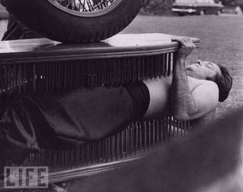 Death defying crazy stunts in retrofuture