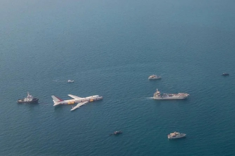 Debajo de un ala de avión acerca de algo canta el mar verde en Bahrein abrió Parque submarino en el interior del "Boeing" Debajo de un ala de avión acerca de algo canta el mar verde en Bahrein abrió Parque submarino en el interior del "Boeing"