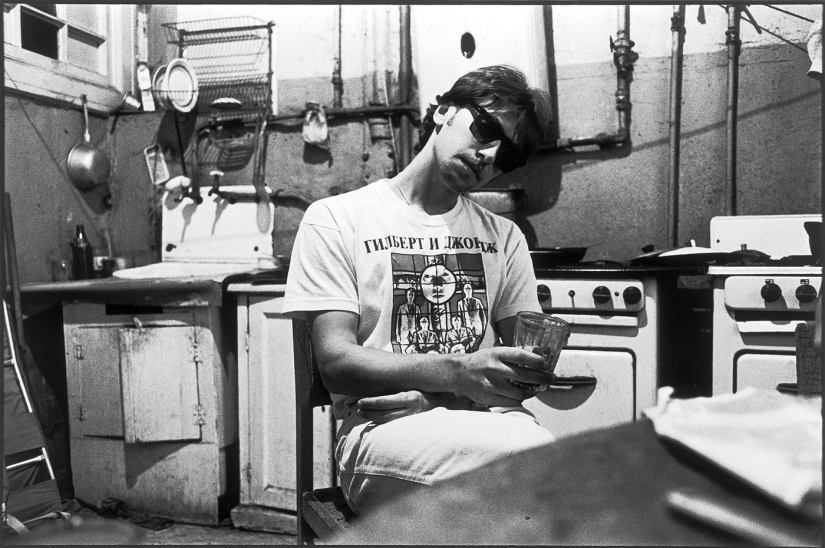 Deep breath of freedom: footage of shiny rock revelry perestroika Deep breath of freedom: footage of shiny rock revelry perestroika