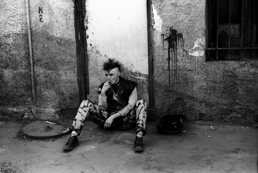 Deep breath of freedom: footage of shiny rock revelry perestroika Deep breath of freedom: footage of shiny rock revelry perestroika